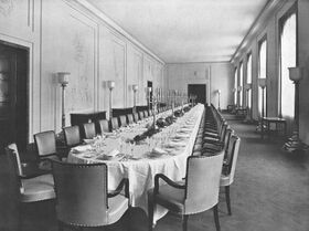Stuhlmodelle im Speisesaal des "Führerbaus" in München von 1936/37. Abb. aus: Heilmeyer, Alexander: Das Führerhaus in München. Die historische Stätte der Viermächtekonferenz am 29. September 1938. In: Die Kunst im Deutschen (Dritten) Reich, 1938, Heft 8, A, 300. (Gemeinfrei)