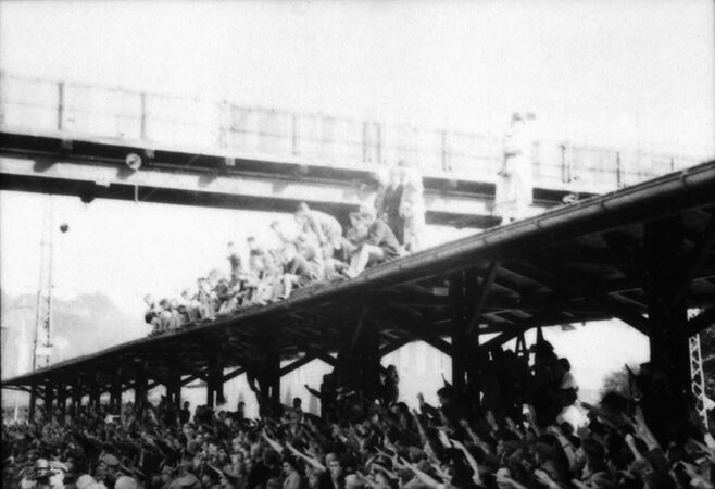 Bürgerinnen und Bürger mit sog. "Hitlergruß" bei der Ankunft Benito Mussolinis am Hauptbahnhof in München Ende September 1938. (Bayerische Staatsbibliothek, Bildarchiv hoff-20668)