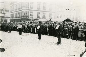 Öffentliche Demütigung von politischen Gegnern der NSDAP auf dem Coburger Marktplatz am 30. September 1933. (StACo, Bildersammlung 4366)