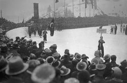 Eröffnungsfeier der Olympischen Winterspiele am 6. Februar 1936. Fotografie von August Beckert. (Bayerische Staatsbibliothek, Bildarchiv ansi-007573)