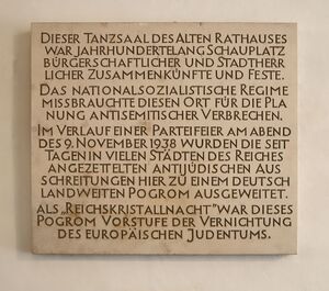 Im Jahr 2000 errichtete Gedenktafel am Alten Rathaus in München zur Reichspogromnacht 1938. (Foto Daniel Rittenauer)