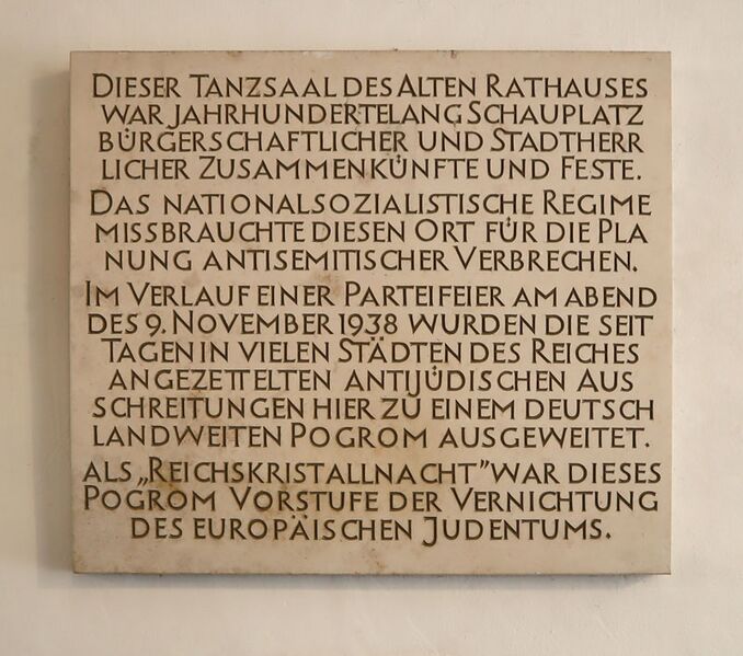 Datei:Gedenktafel Reichspogromnacht Altes Rathaus Muenchen.jpg