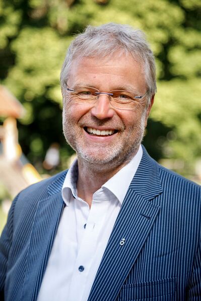 Datei:Klaus Umbach.jpg