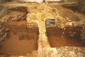 Penk (Lkr. Regensburg), St. Leonhard; Befundsituation innerhalb des Chores während der Grabungen 2013 mit Befunden zu den Kirchenbauten des 8. bis frühen 10. Jahrhundert. (Mathias Hensch, Uelzen)
