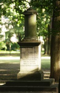 Im Erlanger Schlossgarten erinnert eine Gedenksäule an das Wirken von Johann Christian Daniel (von) Schreber (1739-1810). (Universitätsarchiv Erlangen-Nürnberg E5/3b Nr. 261, Foto: Erich Malter)