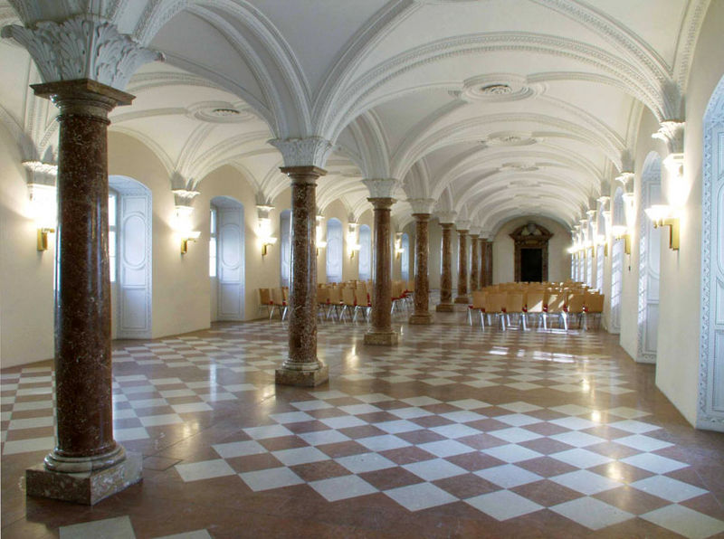 Datei:Saal Max Gandolf Bibliothek.jpg