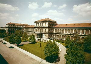 Gebäude der Akademie der Bildenden Künste München nach dem Wiederaufbau nach dem Zweiten Weltkrieg. Die Dächer wurden nur als einfache Pyramiden und Satteldächer ausgeführt. Foto von Joachim Kankel (1921-1984), ca. 1960/70. (Bayerische Staatsbibliothek, Bildarchiv kank-000173)