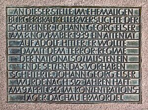 1989 am Gasteig in München eingelassene Gedenktafel des Bürgerbräu-Attentats. (Foto: Richard Huber lizenziert durch CC BY-SA 3.0 Deed via Wikimedia Commons)