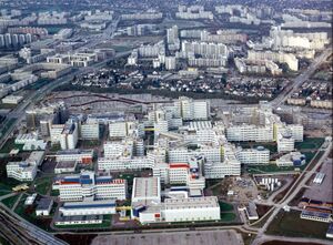 Ab 1971 entstand innerhalb von 13 Jahren in München-Perlach eine „Denkfabrik für die Datentechnik“, in deren ausgedehntem Gebäudekomplex der Bereich Datenverarbeitung und die Zentralabteilung Technik untergebracht wurden. Als Zentrum der Mikroelektronik von Siemens wurde München damals auch als „Silicon-Bavaria“ bezeichnet, 1987. (Siemens Historical Institute)