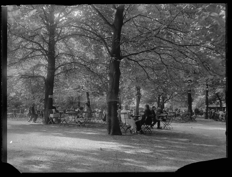 Datei:1930 Biergarten Augustiner Keller.jpg