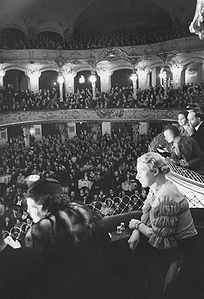 Zuschauer bei einer Varieté-Aufführung anlässlich der Wiedereröffnung des Theaters 1936. (© Stadtarchiv München - Fotosammlung, ZBE_H0189 (Foto: Götz))