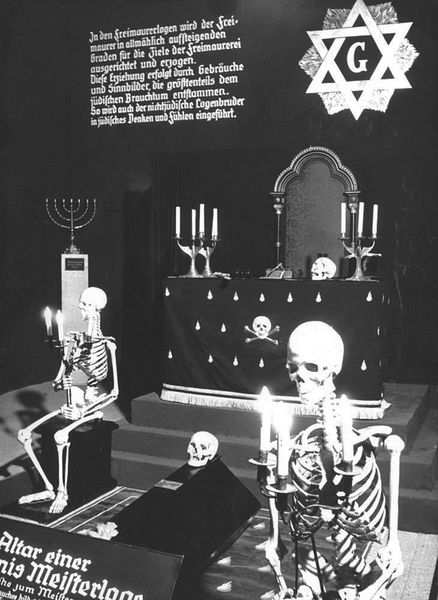 Datei:Ausstellungsobjekte Der ewige Jude.jpg