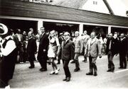 Gillamoos-Auszug am Gillamoos-Freitag 1972. Von links nach rechts: Stellvertretender Kelheimer Landrat Alfons Brandl, Hopfenkönigin Irmgard Streibl und der Abensberger Bürgermeister Alfons Kistler. (Stadtarchiv Abensberg)