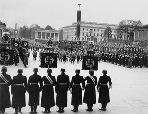 NS-Gedenkfeier auf dem Königsplatz in München am 8./9. November 1937. (Bayerische Staatsbibliothek, Bildarchiv hoff-16201)