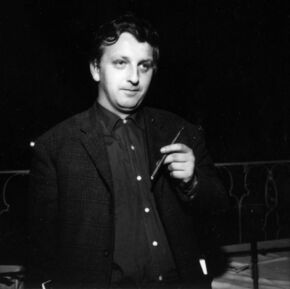 Der Schweizer Schriftsteller Peter Bichsel (1935-2025) wurde 1964 mit seinem Kürzestgeschichtenband "Eigentlich möchte Frau Blum den Milchmann kennenlernen" bekannt. 1965 erhielt er den Preis der Gruppe 47. (Foto: 1965, Bayerische Staatsbibliothek, Bildarchiv)