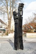 Der Künstler Erwin Wortelkamp ( geb. 1938) schuf die Bronzeplastik "Stimmgabel" 2002. Ein Jahr zuvor hatte er aus Holz ihr Vorbild geschaffen. (Fotograf: Uwe Gaasch)