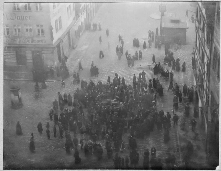 Datei:Teilnehmer Friedensdemonstration Nuernberg.jpg