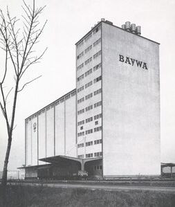 BayWa-Silo im Osthafen von Regensburg um 1960. (aus: Hohenegg, Raiffeisen in Bayern, 222)
