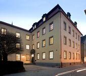 Staatliche Bibliothek Regensburg: Architektonische Situation am Eingang der Bibliothek, die seit 1875 im ehem. reichsstädtischen Gymnasium Poeticum untergebracht ist. (Foto: H. Stolz, Regensburg)