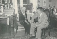 Hitler gratuliert seiner Soldatenpatin, Freundin und Unterstützerin Hermine Hoffmann (1857-1945) zum Geburtstag. Foto von Heinrich Hoffmann (1885-1957). Abb. aus: Festschrift anläßlich der Eingemeindung von Obermenzing, Untermenzing, Allach, Ludwigsfeld, Solln, München 1938, 43. (Bayerische Staatsbibliothek, 4 39.1119)