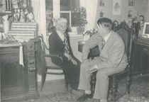 Hitler gratuliert seiner Soldatenpatin, Freundin und Unterstützerin Hermine Hoffmann (1857-1945) zum Geburtstag. Foto von Heinrich Hoffmann (1885-1957). Abb. aus: Festschrift anläßlich der Eingemeindung von Obermenzing, Untermenzing, Allach, Ludwigsfeld, Solln, München 1938, 43. (Bayerische Staatsbibliothek, 4 39.1119)