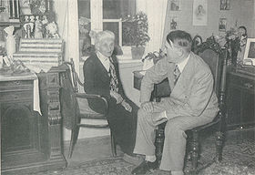 Hitler gratuliert seiner Soldatenpatin, Freundin und Unterstützerin Hermine Hoffmann (1857-1945) zum Geburtstag. Foto von Heinrich Hoffmann (1885-1957). Abb. aus: Festschrift anläßlich der Eingemeindung von Obermenzing, Untermenzing, Allach, Ludwigsfeld, Solln, München 1938, 43. (Bayerische Staatsbibliothek, 4 39.1119)