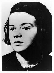 Geb. am 9. Mai 1921 in Forchtenberg, Württemberg), hingerichtet am 22. Februar 1943 in Stadelheim; ausgebildete Kindergärtnerin, Biologie- und Philosophiestudentin. Undatierte Aufnahme aus dem Fotoarchiv von Heinrich Hoffmann. (Bayerische Staatsbibliothek, Bildarchiv hoff-3512)