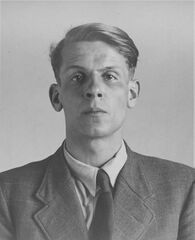 Geb. am 6. November 1919 in Murnau, hingerichtet am 22. Februar 1943 in Stadelheim; Medizinstudent. Aufnahme der Gestapo vom 21. Februar 1943. (Stadtarchiv München, DE-1992-FS-PER-P-0003-01)