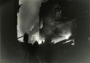 Britisch-amerikanischer Luftangriff vom 24. auf den 25. Februar 1944 in Schweinfurt. Die Aufnahme entstand während des Angriffs oder wenige Tage danach. (Bayerisches Armeemuseum, Inventarnummer 0246-2006 Bild 2)