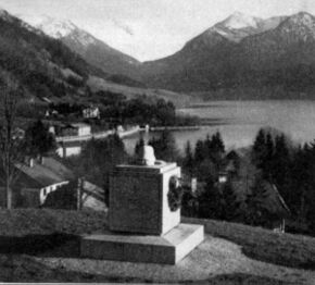Das Oberland-Denkmal am Weinberg in Schliersee. (Abb. aus: Ludwig Müllner [Hg.], Am Schliersee. Führer durch Schliersee, Neuhaus-Fischhausen und Umgebung, München 10. Auflage 1937, 19)