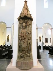 Grabmal für Bischof Johann I. von Egloffstein (gest. 1411, reg. 1400 bis 1411). (Foto von Wolfgang lizensiert durch CC BY-NC-SA 3.0 DE via Würzburg Wiki)