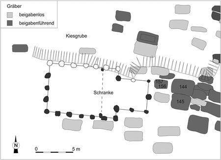 Abb. 17: Staubing, Frühmittelalterliches Gräberfeld (Ausschnitt) mit Grundriss einer Kirche in Holzpfostenbauweise. (nach Th. Fischer 1993)