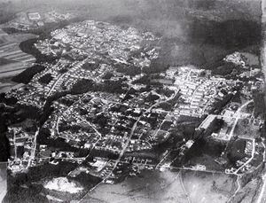 Luftaufnahme von Waldkraiburg aus dem Jahr 1960. Im Vordergrund ist die sog. Moll-Kiesgrube (Westpark) zu sehen. (Stadtarchiv Waldkraiburg)