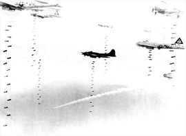 Bomben-Reihenabwurf der Boeing B-17 "Flying Fortresses" der 8. US-Luftwaffe auf ein Eisenbahnzentrum im Raum Dresden. Foto vom 17. April 1945. (Foto von Photo12 via Britannica Image Quest)