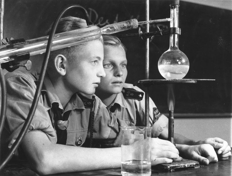 Datei:Schueler Chemieunterricht Ordensburg Sonthofen.jpg