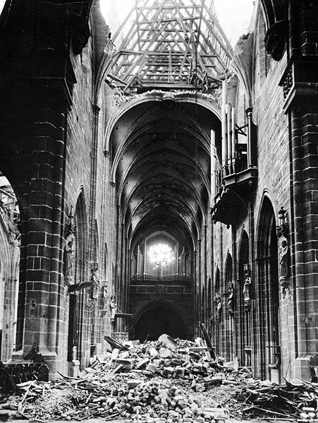 Datei:Lorenzkirche nach Bombenangriff 1943.jpg
