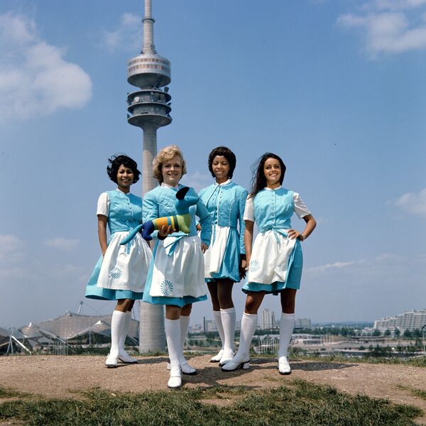 Datei:Hostessen Kleidung.jpg