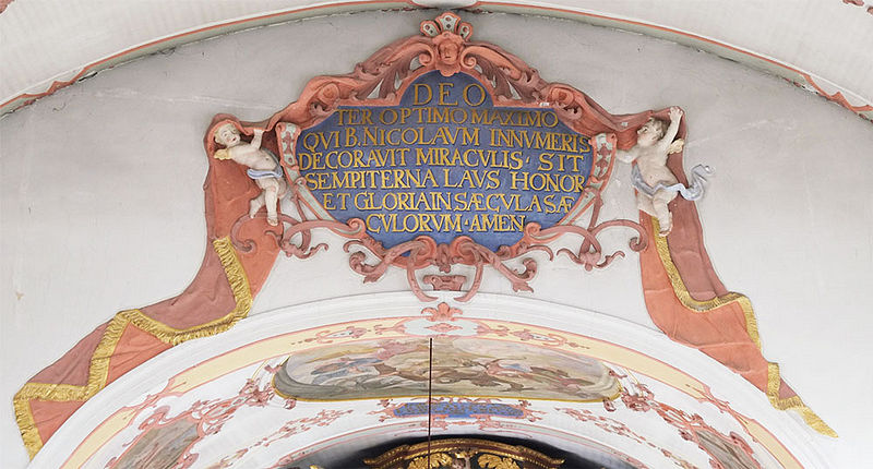 Datei:Inschrift Chorbogen St Nikolaus Stadtbergen.jpg