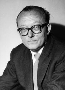 Günter Eich (1907-1972) stieß bereits 1948 zur Gruppe 47. 1950 erhielt er für seine Gedichte als erster Schriftsteller den Preis der Gruppe 47.1951 heiratete er die Schriftstellerin Ilse Aichinger. Zu Eichs bekanntesten Werken zählt die Kurzprosa-Sammlung "Maulwürfe". (Bayerische Staatsbiblitohek, Bildarchiv)