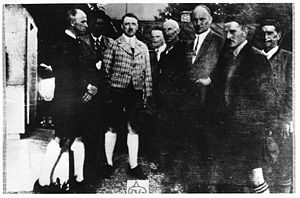 Adolf Hitler besucht das Oberland-Denkmal im Juli 1927. (Bayerische Staatsbibliothek, Bildarchiv, hoff-6782)