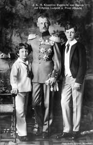 Kronprinz Rupprecht von Bayern (1869-1955) mit seinen Söhnen Erbprinz Luitpold (1901-1914) und Prinz Albrecht (1905-1996). Postkarte von 1914, Foto von Franz Grainer (1871-1948). (Bayerische Staatsbibliothek, Bildarchiv port-004568)