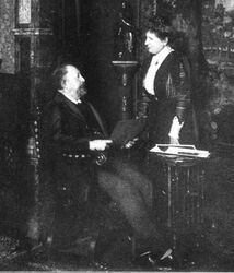 Der Schriftsteller Paul Heyse (1830-1914) erhielt 1910 den Literaturnobelpreis für sein Gesamtwerk. Die Repoduktion einer Fotografie von 1911 zeigt ihn zusammen mit seiner Frau Anna (1850-1930) in ihrem Salon sitzend. (bavarikon) (Bayerische Staatsbibliothek, Bildarchiv, ana-004077)
