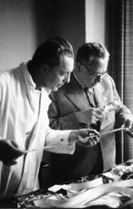 Atto Retti-Marsani (1892-1961), ein langjähriger leitender Angestellter, und Heinrich Hoffmann bei der Prüfung von Fotos im Photohaus Heinrich Hoffmann in der Amalienstraße 25, München, 1938. (Bayerische Staatsbibliothek, Bildarchiv hoff-60244)