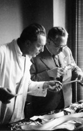 Atto Retti-Marsani (1892-1961), ein langjähriger leitender Angestellter, und Heinrich Hoffmann bei der Prüfung von Fotos im Photohaus Heinrich Hoffmann in der Amalienstraße 25, München, 1938. (Bayerische Staatsbibliothek, Bildarchiv hoff-60244)