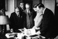 Adolf Hitler besucht den Verlag Heinrich Hoffmann am 1. Juli 1939. Hitler beim Betrachten von Abbildungen in einem Buch. (Bayerische Staatsbibliothek, Bildarchiv hoff-67602)