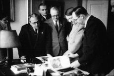 Adolf Hitler besucht den Verlag Heinrich Hoffmann am 1. Juli 1939. Hitler beim Betrachten von Abbildungen in einem Buch. (Bayerische Staatsbibliothek, Bildarchiv hoff-67602)