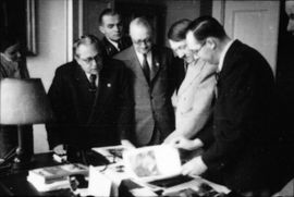 Adolf Hitler besucht den Verlag Heinrich Hoffmann am 1. Juli 1939. Hitler beim Betrachten von Abbildungen in einem Buch. (Bayerische Staatsbibliothek, Bildarchiv hoff-67602)