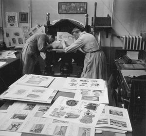 Arbeiter bei den Farbenätzungen während des Andrucks. Teil einer Stereoskopie von 1938. (Bayerische Staatsbibliothek, Bildarchiv hoff-69876)