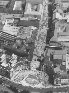 Rechtzeitig vor der Eröffnung der Sommerspiele konnte die neu gestaltete Fußgängerzone in der Münchner Innenstadt am 30. Juni 1972 eröffnet werden. Sie verbannte den Individualverkehr aus Münchens Zentrum. Foto von Max Prugger (1918-2003), Juli 1972. (Bayerische Staatsbibliothek, Bildarchiv pru-000010)