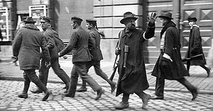 Verhaftungen von Rotgardisten durch Mitglieder von Einwohnerwehren. Foto von Heinrich Hoffmann (1885-1957), Anfang Mai 1919. (Bayerische Staatsbibliothek, Bildarchiv hoff-5216)